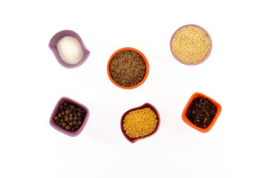 Çeşitli baharatlar küçük bardak