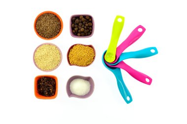 Tohumlar, baharat, taneler küçük çok renkli bardak ve ölçü kaşıkları
