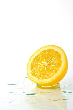 Olgun bir limon yarısı dilimlenmiş