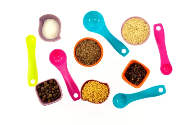 Tohumlar, baharat, taneler küçük çok renkli bardak ve ölçü kaşıkları
