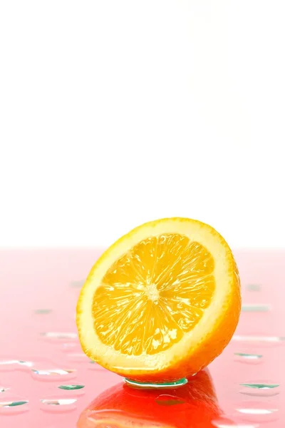 Metade cortada de um limão maduro — Fotografia de Stock