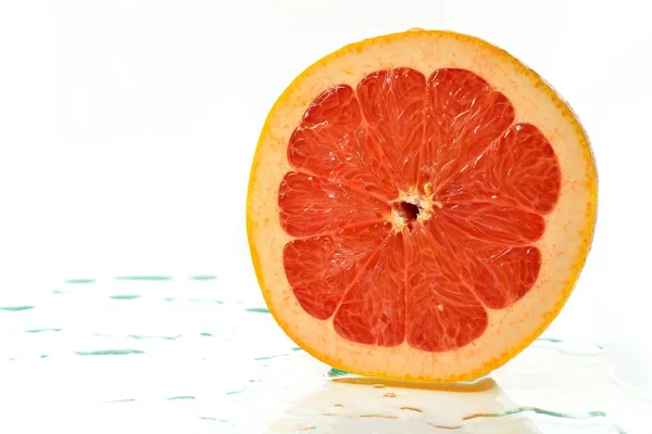 Plátky, polovinu zralého grapefruitu — Stock fotografie