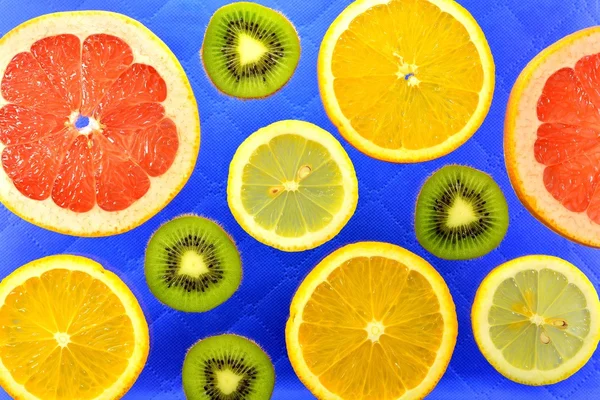 Achtergrond van verschillende soorten citrusvruchten en kiwi 's — Stockfoto