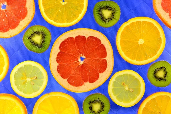 Achtergrond van verschillende soorten citrusvruchten en kiwi 's — Stockfoto