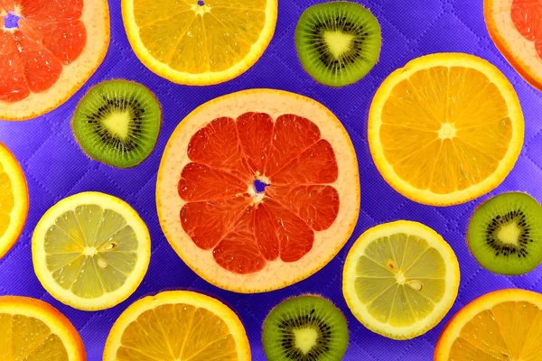 Achtergrond van verschillende soorten citrusvruchten en kiwi 's — Stockfoto