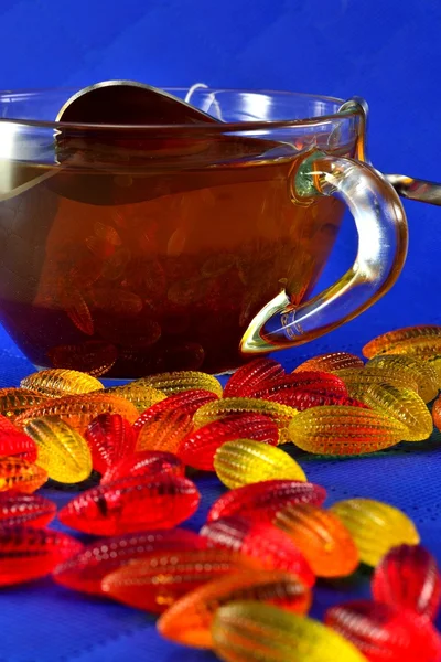 Marmellata multicolore e una tazza di tè nero — Foto Stock