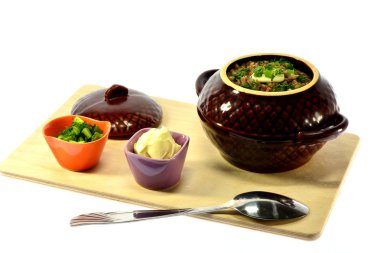 Karabuğday, tereyağı ve otlar bir kesme tahtası üzerinde