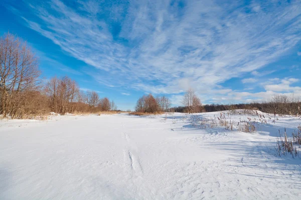 Красивые облака на голубом небе зимой — стоковое фото