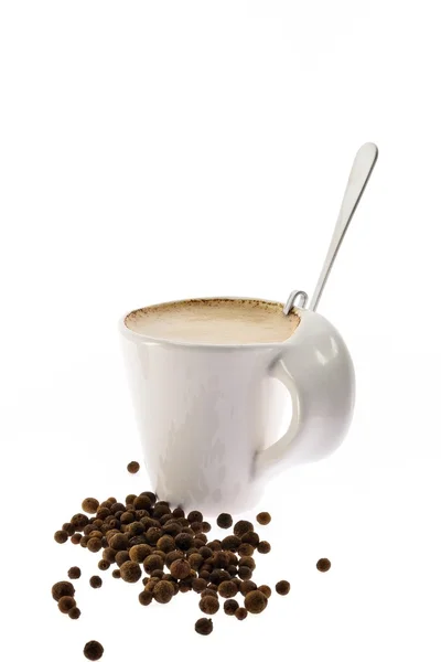Secangkir kopi dengan susu dan rempah-rempah biji biji — Stok Foto