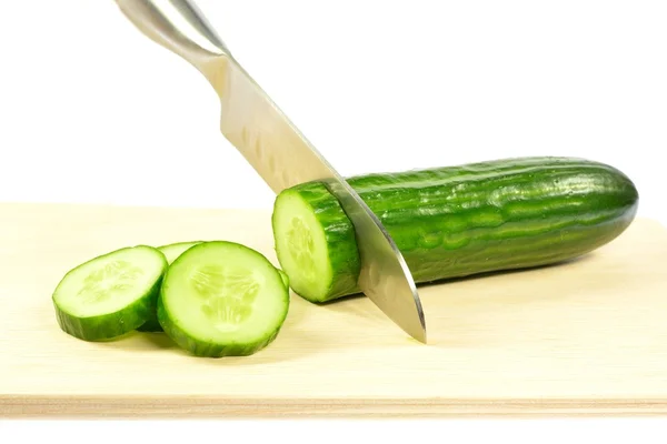 Salatalık dilimler halinde dilimlenmiş bıçak — Stok fotoğraf