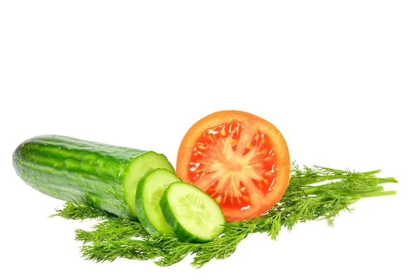 Gesneden komkommer in reepjes volgende halve tomaat en dille — Stockfoto