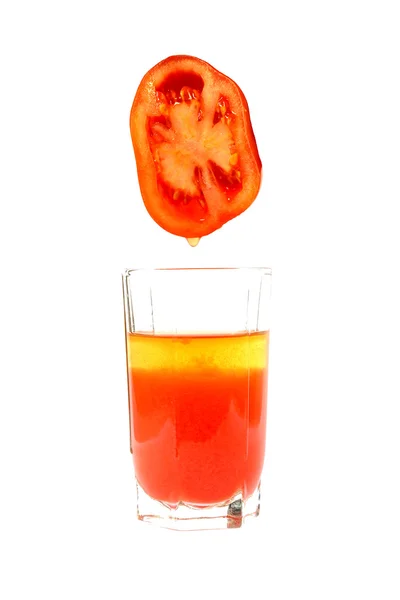 El jugo de tomate se exprime en un vaso —  Fotos de Stock