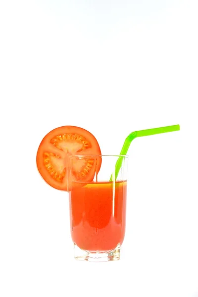 Glas Saft mit einem Strohhalm und Tomatenscheiben — Stockfoto