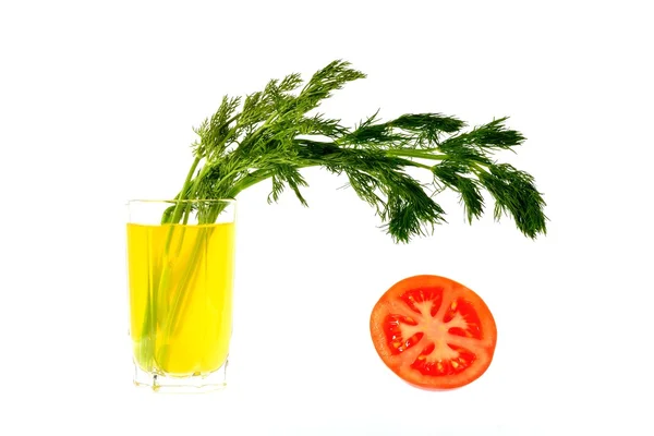 Zitronensaft mit einem Bund Dill und einer halben Tomate — Stockfoto