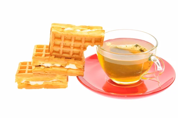 Green tea on the red plate and three wafers — Stock Photo, Image