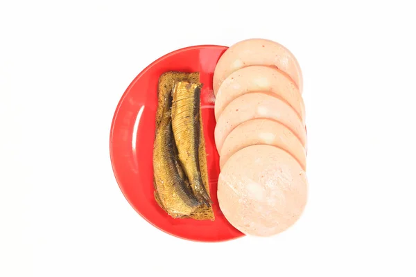 Καπνιστό ψάρι παπαλίνα (σαρδελόρεγγα) και λουκάνικο σε ένα πιάτο — Φωτογραφία Αρχείου