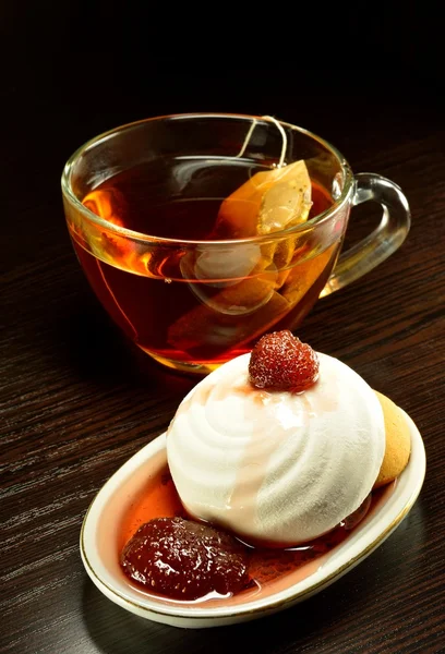 Marshmallow di tè e marmellata di fragole — Foto Stock