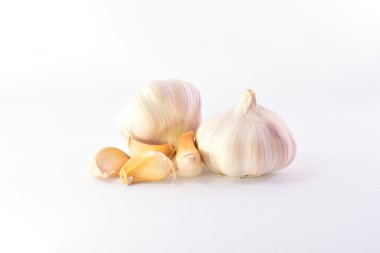 Beyaz arka planda sarımsak karanfilleri