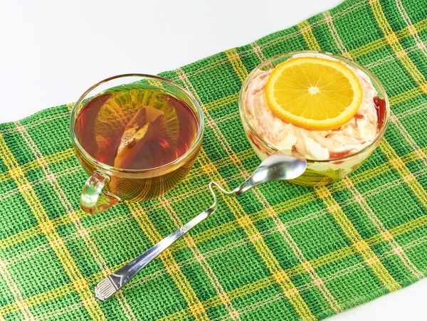 Dessert al latte di tè con marmellata di fragole e arancia — Foto Stock