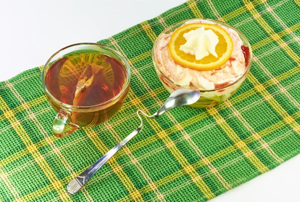 Dessert di latte e tè con arance su un tovagliolo — Foto Stock