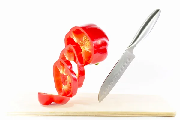 Kırmızı biber bıçak kesiyor — Stok fotoğraf