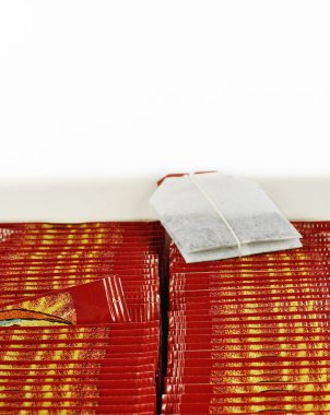 Paketin üzerine bir çay poşeti