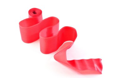 Beyaz zemin üzerine kırmızı bant