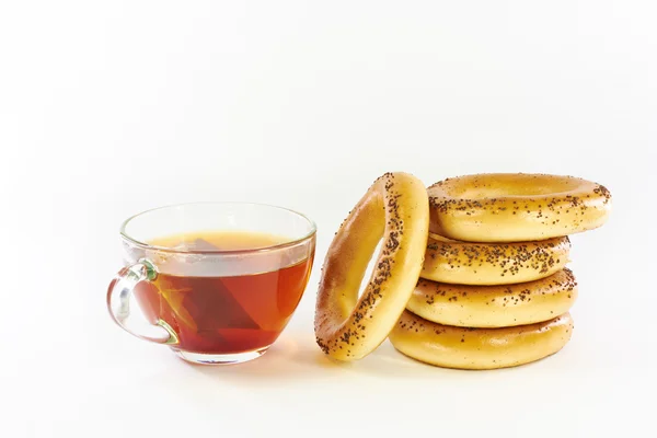 Bagels with poppy seeds and black tea — Stock Photo, Image