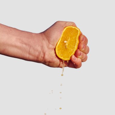Portakal suyundan elini sıkarak