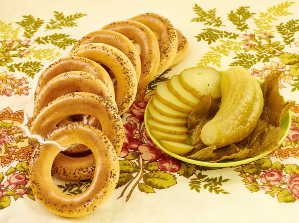 Bagels with poppy seeds and pickled cucumbers — Stock Photo, Image