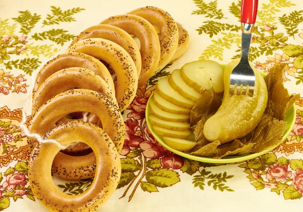 Bagels with poppy seeds and pickled cucumbers — Stock Photo, Image