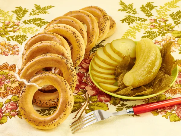 Bagels con semillas de amapola y pepinos en escabeche — Foto de Stock