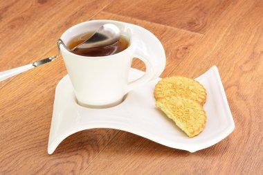 Siyah çay beyaz kupa ve tanımlama bilgileri