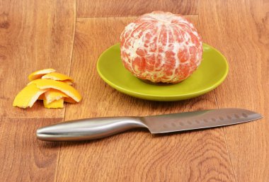 Ahşap arka plan üzerinde olgunlaşmış greyfurt