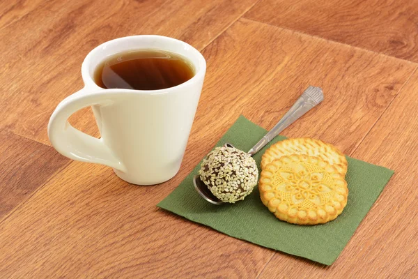 Kue dan teh di serbet hijau — Stok Foto