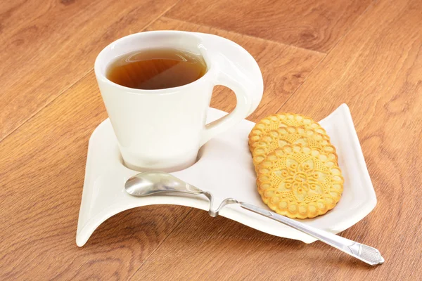 Black tea in a white mug and cookies — Stock Photo, Image