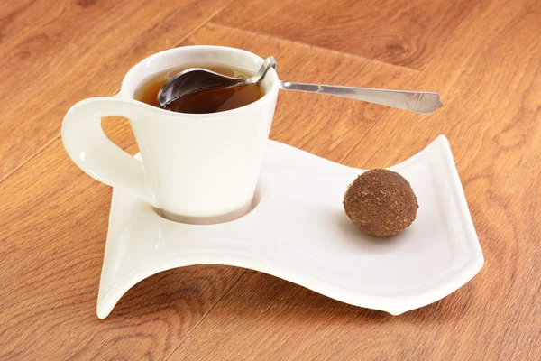 Black tea in a white mug and cake — Stock Photo, Image