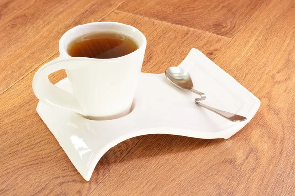 Herbata czarna w białe filiżanka i łyżka — Zdjęcie stockowe