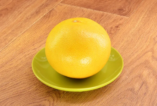Rijp grapefruit op een houten achtergrond — Stockfoto