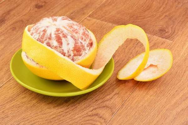 Rijp grapefruit op een houten achtergrond — Stockfoto