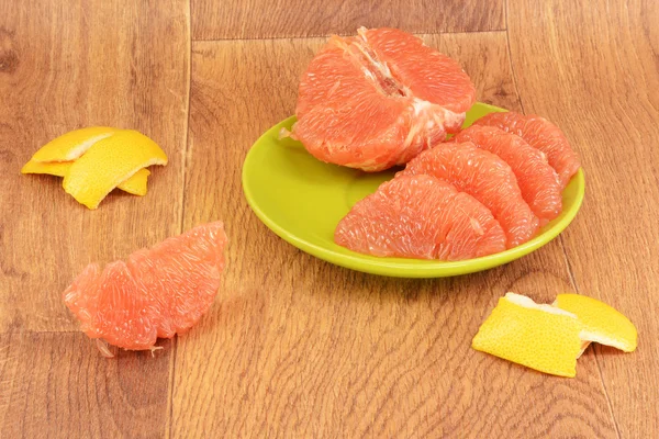 Rijp grapefruit op een houten achtergrond — Stockfoto