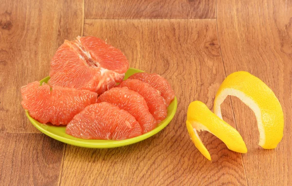 Ripe grapefruit on a wooden background — Stock Photo, Image