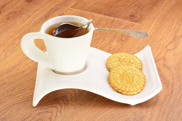 Tè nero in una tazza bianca e biscotti Foto Stock Royalty Free