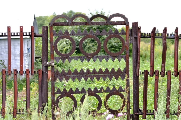 Металлические ворота в саду — стоковое фото