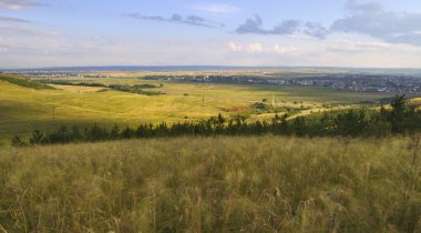 Çayır üzerindeki bulutlar