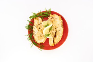 Kırmızı plaka üzerinde balık güveç