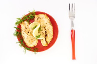 Kırmızı plaka üzerinde balık güveç