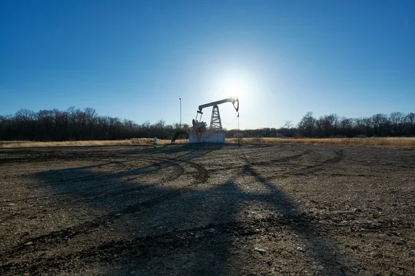 Tarladaki petrol platformu — Stok fotoğraf