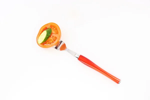 Pepino e tomate em um garfo — Fotografia de Stock