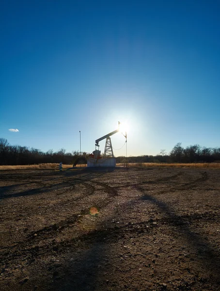 Tarladaki petrol platformu — Stok fotoğraf